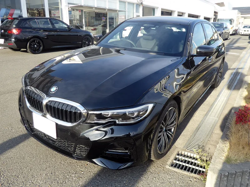BMW 320i M Sport (G20), sedan, pohled zepředu a z boku