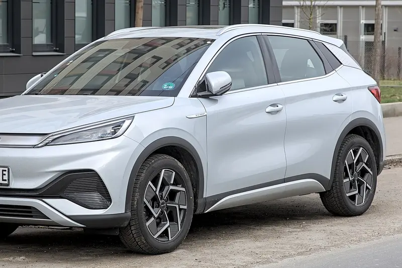 BYD ATTO 3, SUV, pohled zepředu a z boku