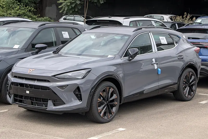 CUPRA Formentor, crossover, pohled zepředu a z boku