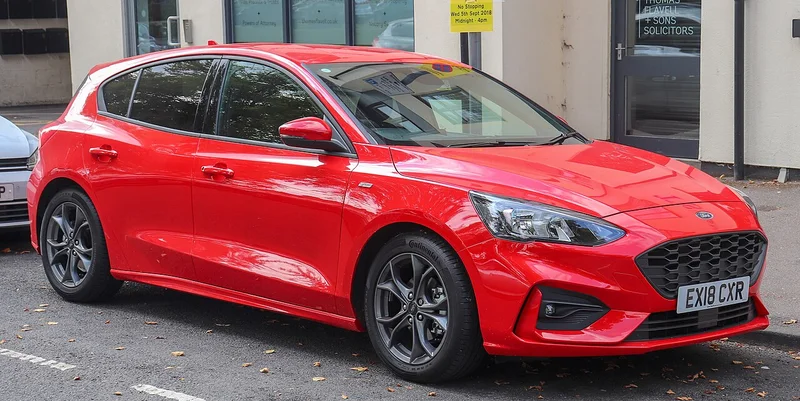 Ford Focus ST-Line, hatchback, pohled zepředu a z boku