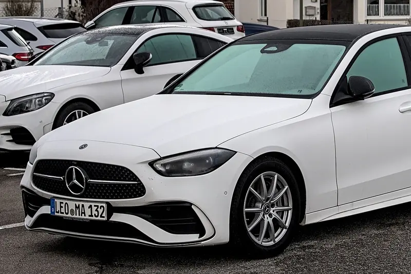 Mercedes-Benz třídy C, sedan, pohled zepředu a z boku