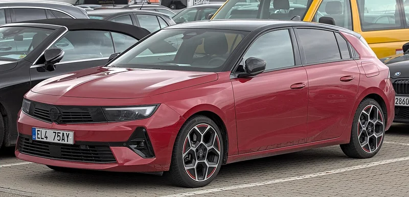 Opel Astra L, hatchback, pohled zepředu a z boku