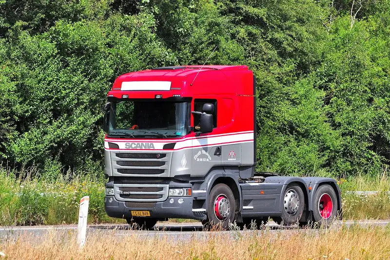 Scania R 450, tahač, pohled zepředu a z boku