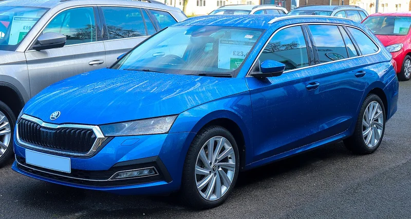 Škoda Octavia IV Combi, kombi, pohled zepředu a z boku