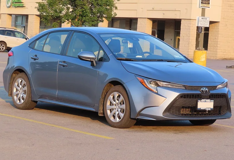 Toyota Corolla (E210), sedan, pohled zepředu a z boku